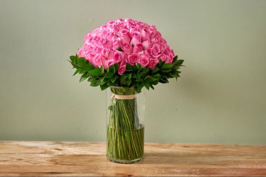 100 Pink Roses in a Vase
