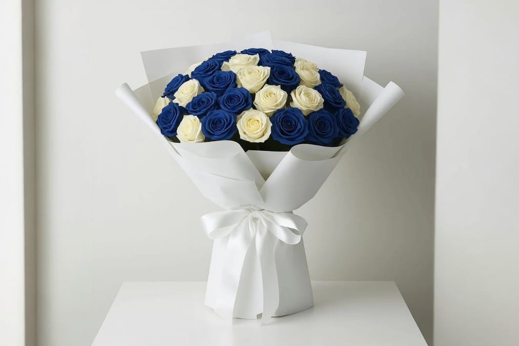 White Blue Love Bouquet – 30 Premium Roses