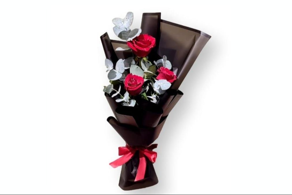 3 Red roses Black cover