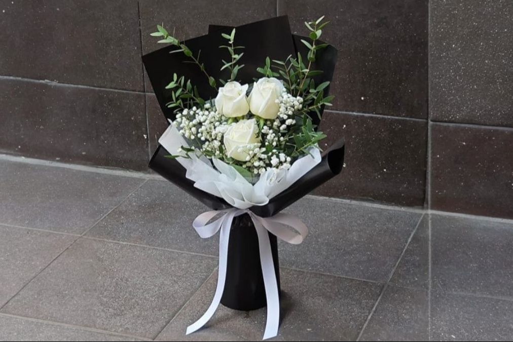 3 White Rose with Black Cover
