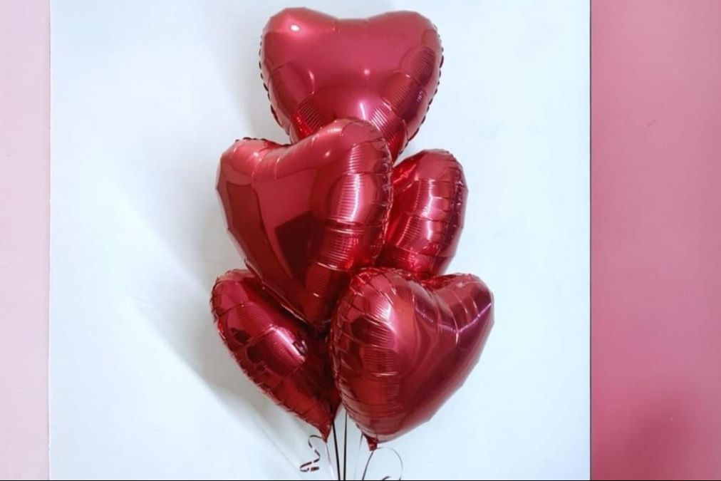 Red hearts balloons