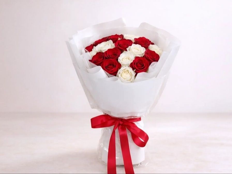 10 white and red love roses