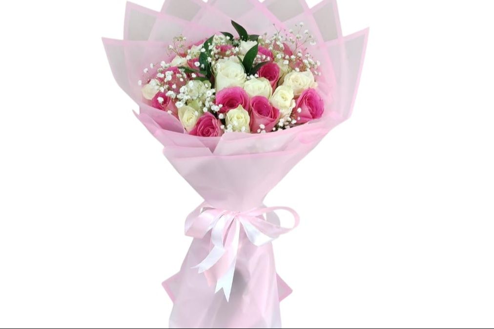 Smile Day White and Pink 15 Flower Bouquet