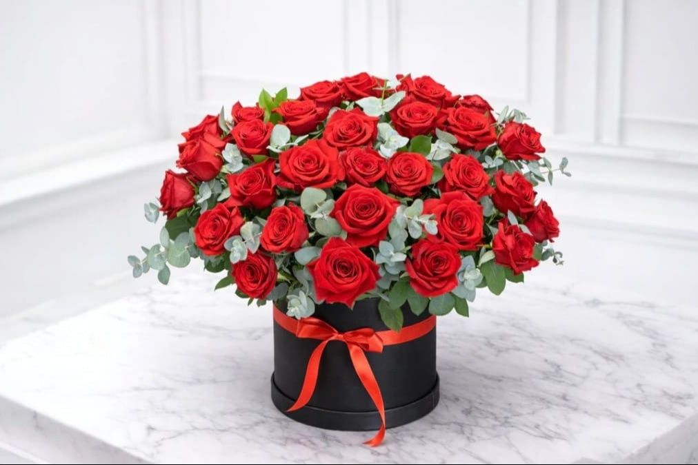 Large Red Rose Hat Box, 31 Pieces Love Grand